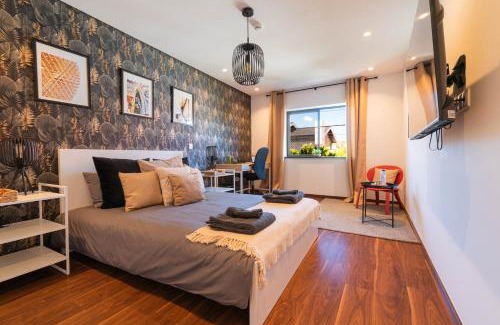 Santo Antonio dos Olivais Casa | 7Min From University and Sé Velha - AC - Work Desk - WiFi 300MBs -Suite 7 and 8
