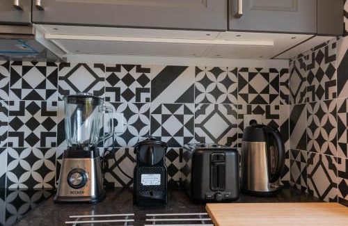Santo Antonio dos Olivais Casa | 7Min From University and Sé Velha - AC - Work Desk - WiFi 300MBs -Suite 7 and 8
