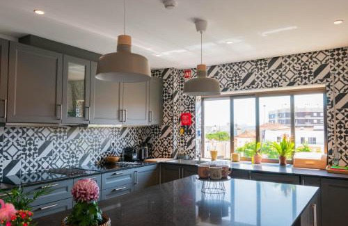 Santo Antonio dos Olivais Casa | 7Min From University and Sé Velha - AC - Work Desk - WiFi 300MBs -Suite 7 and 8