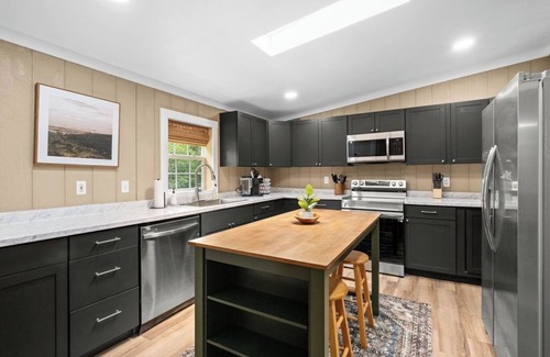 Fayetteville Casa | 7min to NRG - Sauna, Hot tub, Firepit, Huge Deck