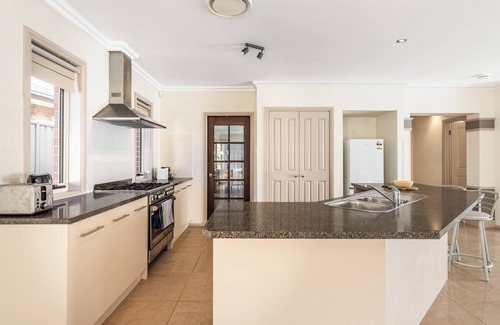 Kellyville Casa | 7min Walk to Metro Station, Elegant 5BR House