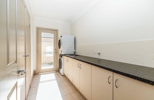 Kellyville Casa | 7min Walk to Metro Station, Elegant 5BR House