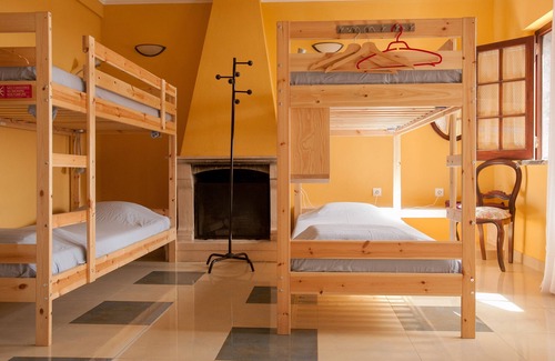 Ericeira Hotel | Cama de 8 camas: Chill Hill Hostel & Private Rooms - Peach Garden (RNAL Nº 7624 / AL)