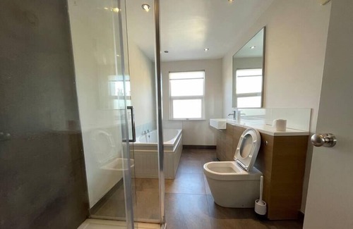 Askew Casa | 8 Bed Westfield, 5 Stations <10min, Central<20min