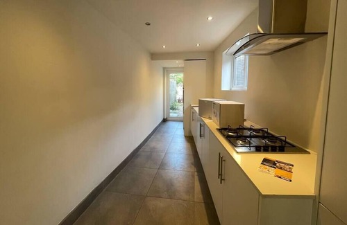Askew Casa | 8 Bed Westfield, 5 Stations <10min, Central<20min