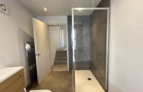 Askew Casa | 8 Bed Westfield, 5 Stations <10min, Central<20min