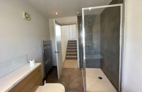Askew Casa | 8 Bed Westfield, 5 Stations <10min, Central<20min
