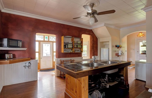 Ashfield-Colborne-Wawanosh Cabaña | 8 bedroom Shamrock Beach Cottage
