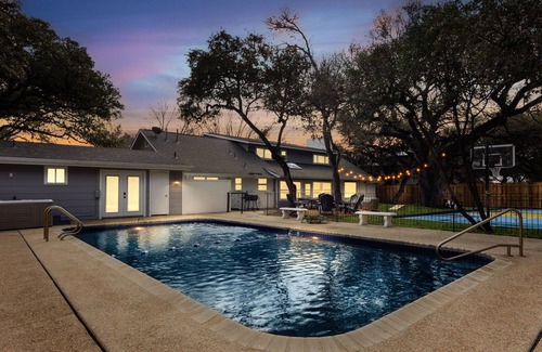 North San Antonio - SAT Casa | 8 Bedroom~Pickleball~Heated Pool~Sleeps 23~.5 acre~ Hot Tub~Game Room Mini Golf