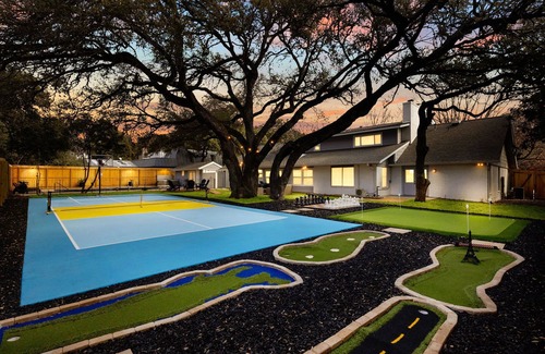 North San Antonio - SAT Casa | 8 Bedroom~Pickleball~Heated Pool~Sleeps 23~.5 acre~ Hot Tub~Game Room Mini Golf