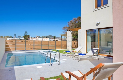 Agia Marina Villa | Villa urbana de 8 dormitorios, 2 piscinas privadas