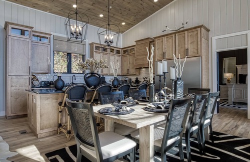 Bluff Mountain Cabina | 8 Bedrooms - SITTIN' ON TOP OF THE WORLD!