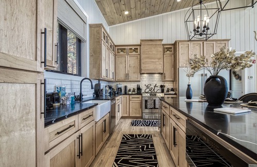 Bluff Mountain Cabina | 8 Bedrooms - SITTIN' ON TOP OF THE WORLD!