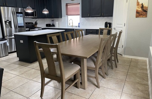 Wetmore Casa | 8 beds 4 kings 155” theater poker & pool table 2 Queen bed & full bath downstair