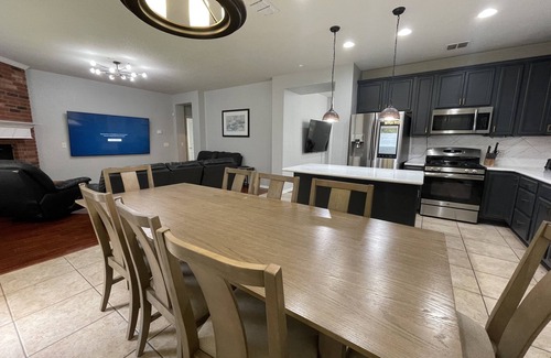Wetmore Casa | 8 beds 4 kings 155” theater poker & pool table 2 Queen bed & full bath downstair