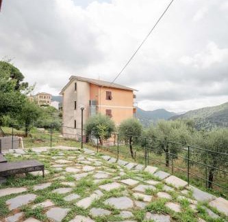 Uscio Casa | 8 beds- surrounded by greenery with parking