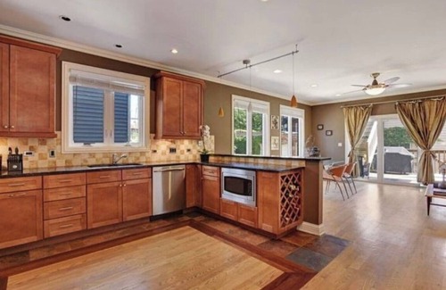 Wicker Park Casa | 8 beds. Wicker Park Spacious Guest House wi/Spa Bath, Fireplace, 1 Grg Spot.