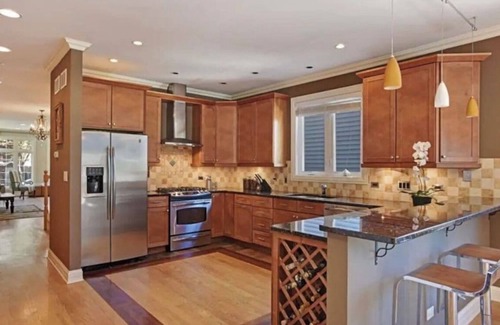 Wicker Park Casa | 8 beds. Wicker Park Spacious Guest House wi/Spa Bath, Fireplace, 1 Grg Spot.