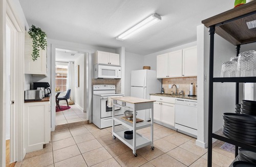 East Cesar Chavez Casa | 8 blocks from DT Austin Group Getaway with Pool
