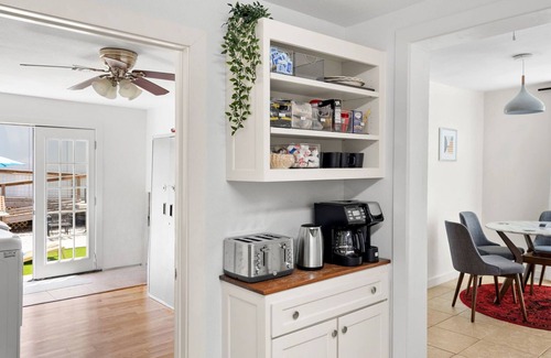East Cesar Chavez Casa | 8 blocks from DT Austin Group Getaway with Pool