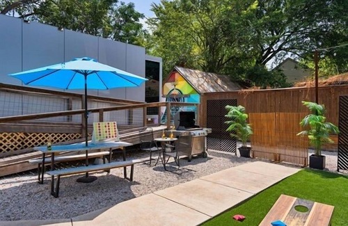 East Cesar Chavez Casa | 8 blocks from DT Austin Group Getaway with Pool