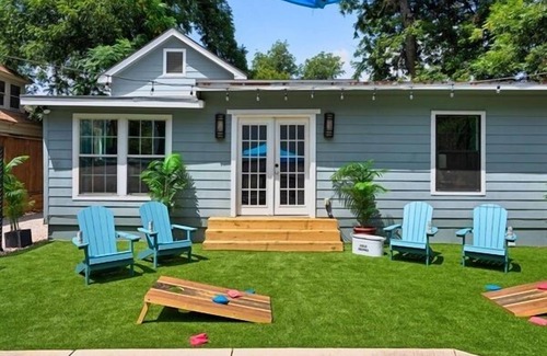 East Cesar Chavez Casa | 8 blocks from DT Austin Group Getaway with Pool