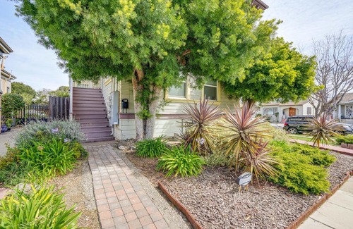 Alameda Apartamento | 8 Mi to Bay Bridge Couples Getaway with Mtn Views!