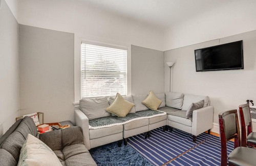 Alameda Apartamento | 8 Mi to Bay Bridge Couples Getaway with Mtn Views!
