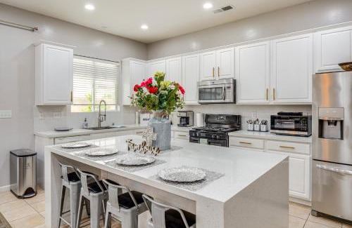 Greenacres Casa | 8 Mi to Beach Park Bakersfield Gem with Yard!