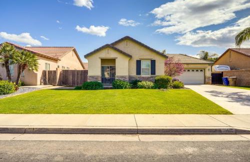 Greenacres Casa | 8 Mi to Beach Park Bakersfield Gem with Yard!