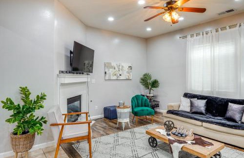 Greenacres Casa | 8 Mi to Beach Park Bakersfield Gem with Yard!