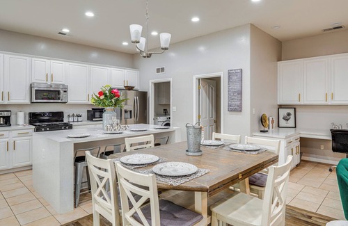 Greenacres Casa | 8 Mi to Beach Park: Bakersfield Gem w/ Yard!