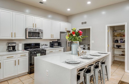 Greenacres Casa | 8 Mi to Beach Park: Bakersfield Gem w/ Yard!
