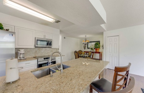 Kissimmee Condominio | 8 Mi to Disney: Resort-Style Condo w/ Pool Access