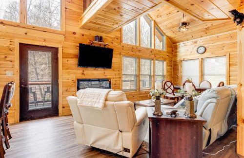 Sevierville Casa | 8 Mi to Dollywood Cabin with Hot Tub and Decks!