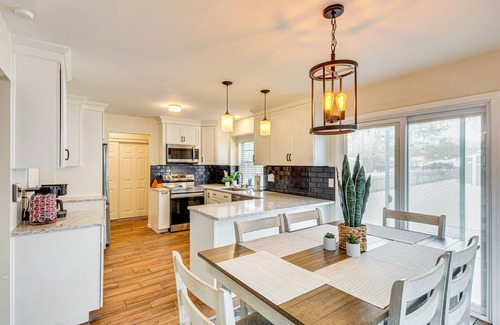 Overland Park Casa | 8 Mi to Dtwn Overland Park: Townhome w/ Yard!