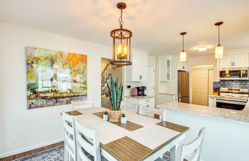 Overland Park Casa | 8 Mi to Dtwn Overland Park: Townhome w/ Yard!