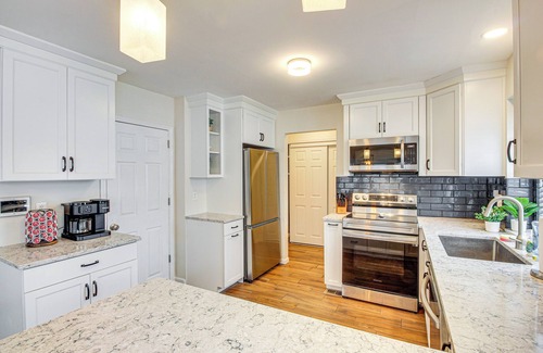 Overland Park Casa | 8 Mi to Dtwn Overland Park: Townhome w/ Yard!