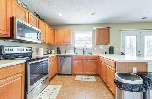 Northeast Raleigh Casa | 8 Mi to Dtwn: Raleigh Family Home w/ Yard
