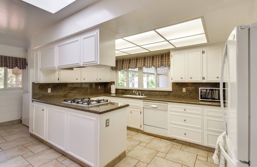 Roosevelt Casa | 8 Mi to Dtwn: Spacious Home w/ Fire Pit in Fresno!