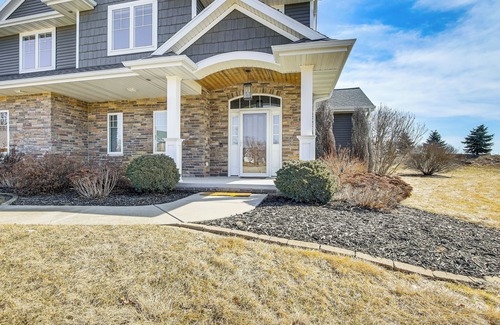 De Pere Cabaña | 8 Mi to Lambeau Field: Family Home in De Pere!