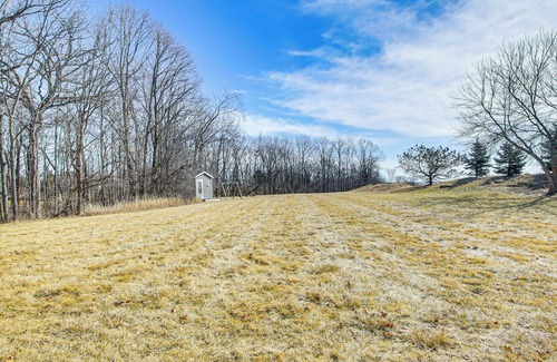 De Pere Cabaña | 8 Mi to Lambeau Field: Family Home in De Pere!