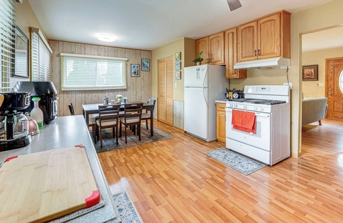 Streamwood Casa | 8 Mi to Nature Center: Streamwood Gem w/ Yard!