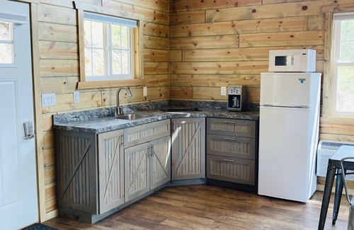 Rapid City Cabina | 8 miles to Mount Rushmore - Sleeps 2 - King Bed