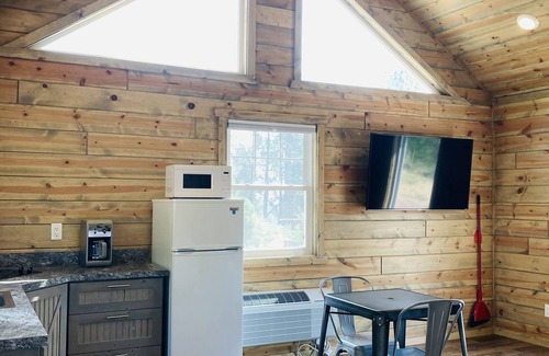 Rapid City Cabina | 8 miles to Mount Rushmore - Sleeps 2 - King Bed