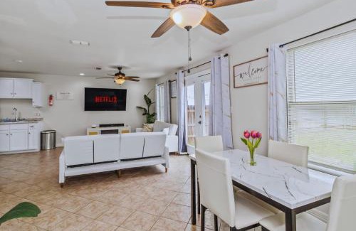 Port Isabel Casa | 8 Mins to SPI Beach Spacious 3BR with Backyard