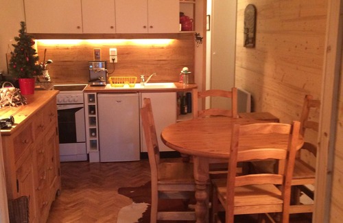 Saint-Bon-Tarentaise Apartamento | 8 minutes from the slopes by car, apartment in private chalet with parking