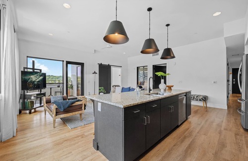 Historic Waverly Condominio | 8 Minutes to Broadway-Balcony-King Beds-Walkable