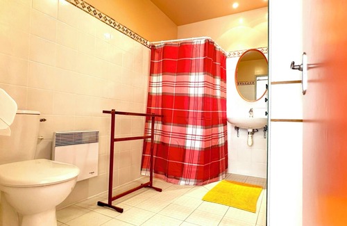 Estadens Cabina | 8-person self-catering cottage with shared pool and private garden facing the Pyrenees Mountains