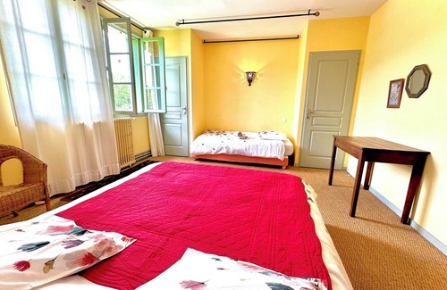 Estadens Cabina | 8-person self-catering cottage with shared pool and private garden facing the Pyrenees Mountains